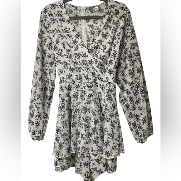 NWOT ADORABLE romper!!🖤🤍 - Picture 2 of 3